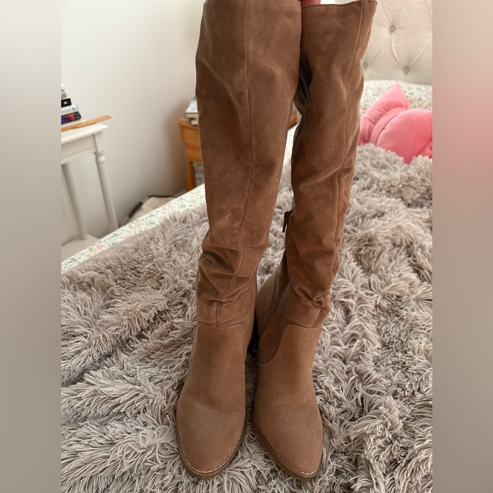 Universal thread slouch boots.